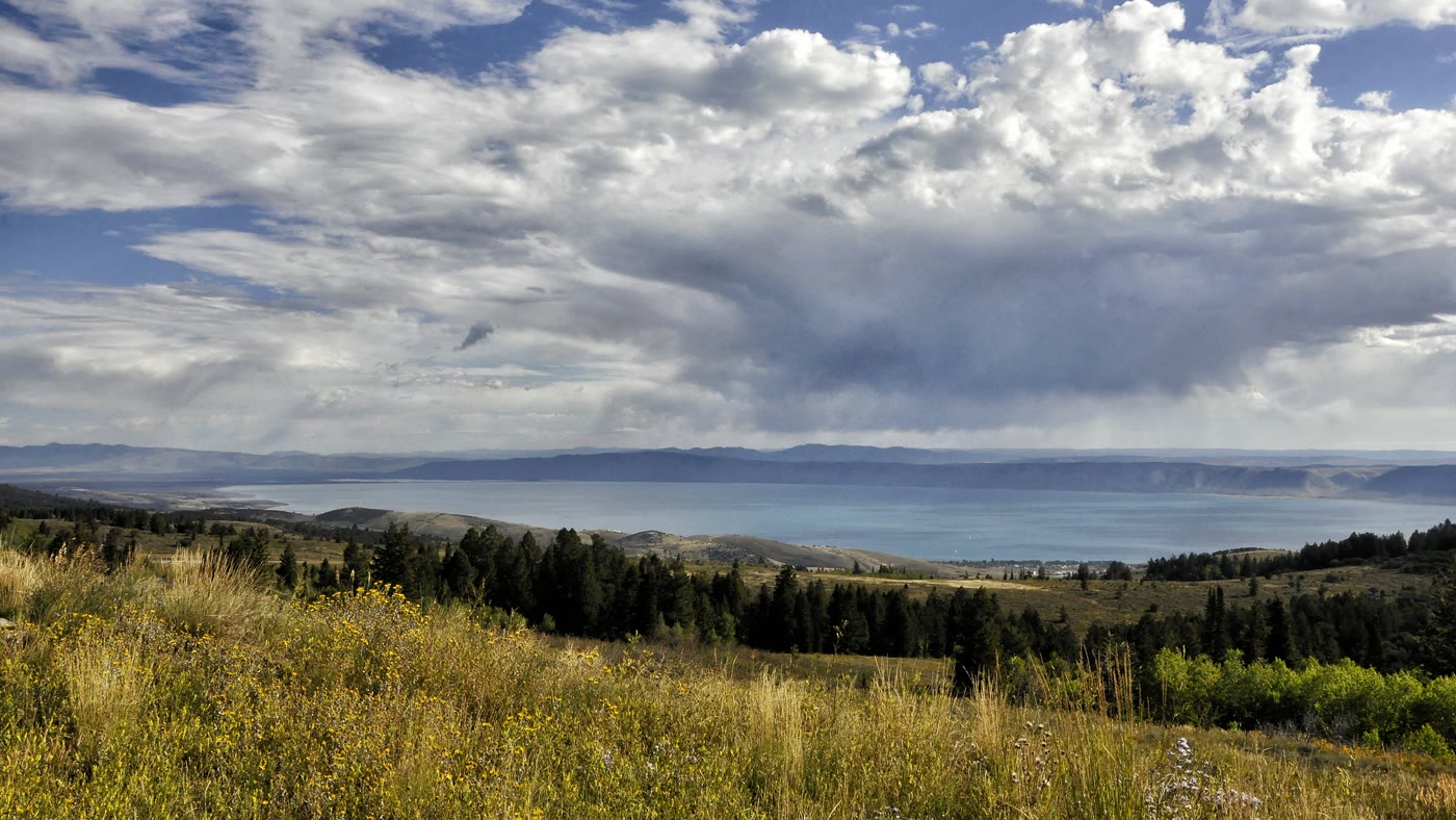 Turquoise shallows of Bear Lake from the Utah hills