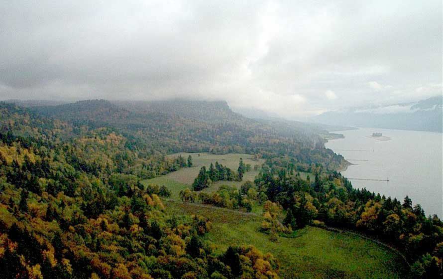The Columbia cutting the Cascade rampart
