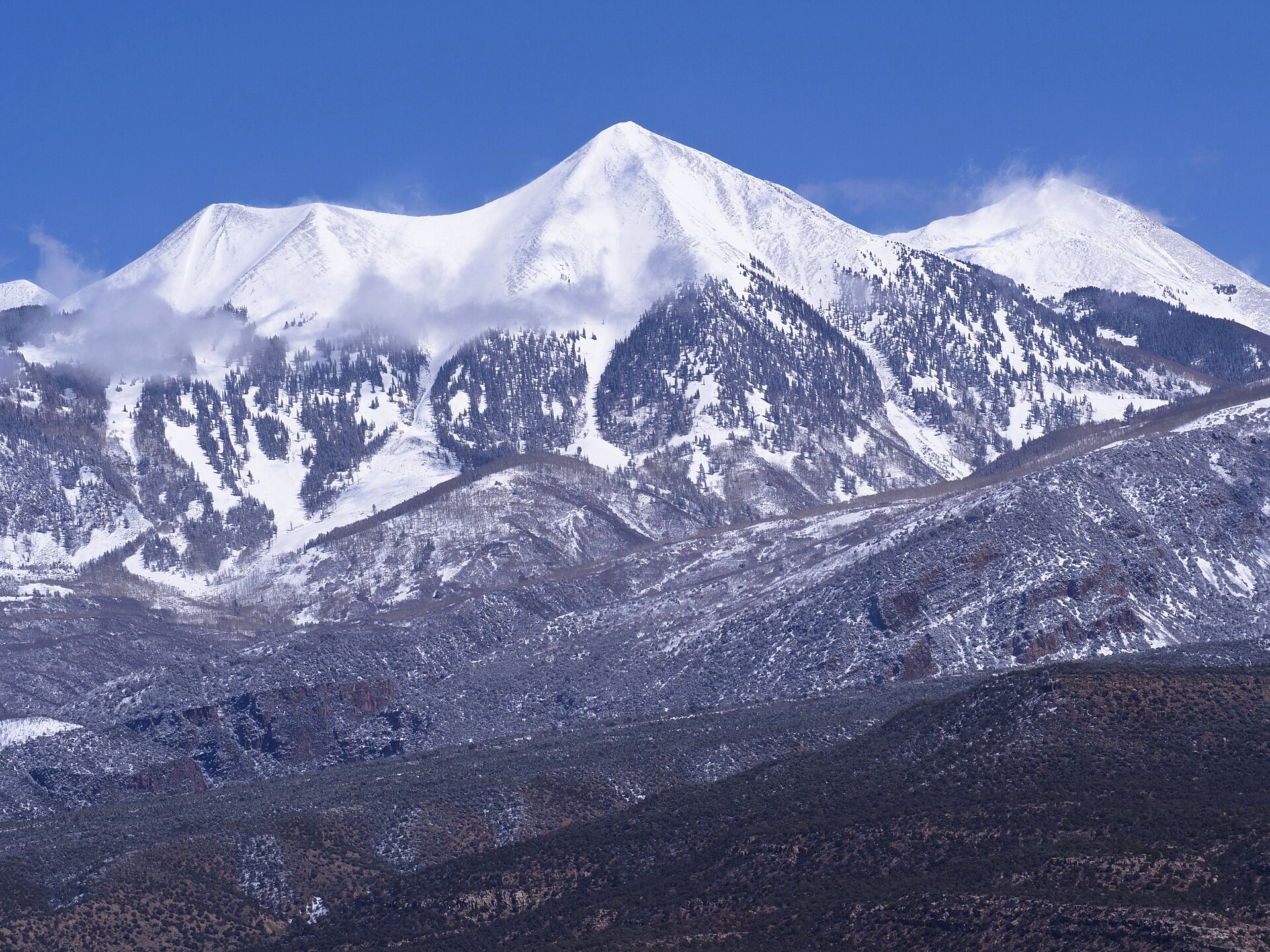 Tukuhnikivatz and Mount Peale under a clear sky