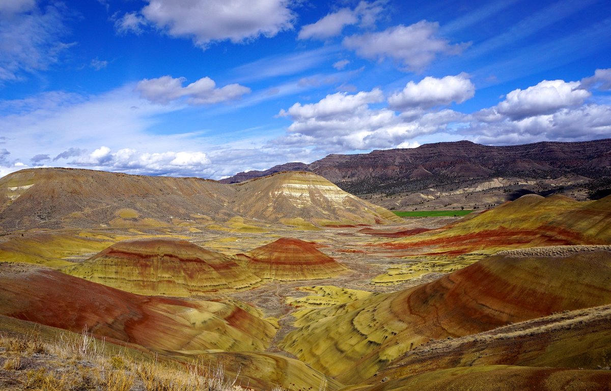The wider fossil-bed basin